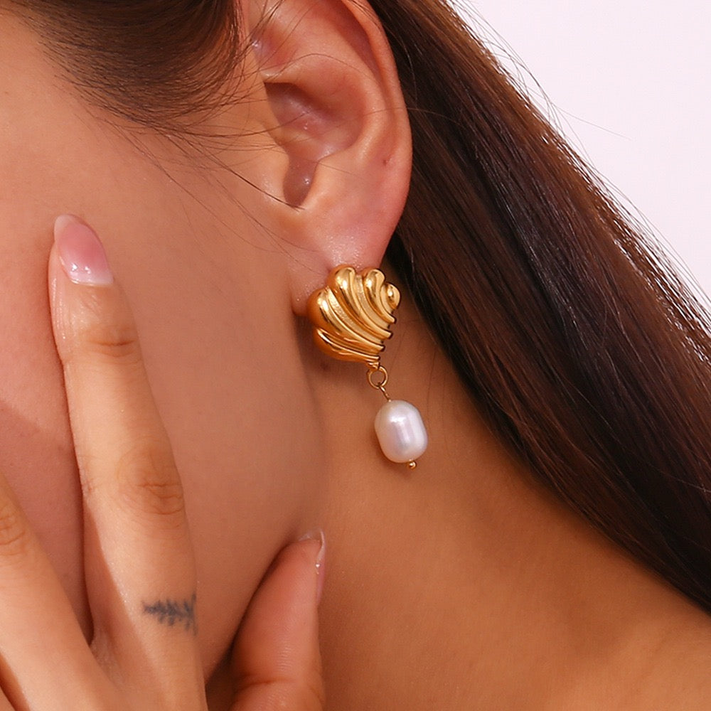 Kinsley Wave pearl earrings