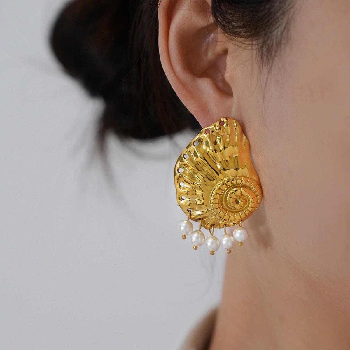 Pearly shell earrings