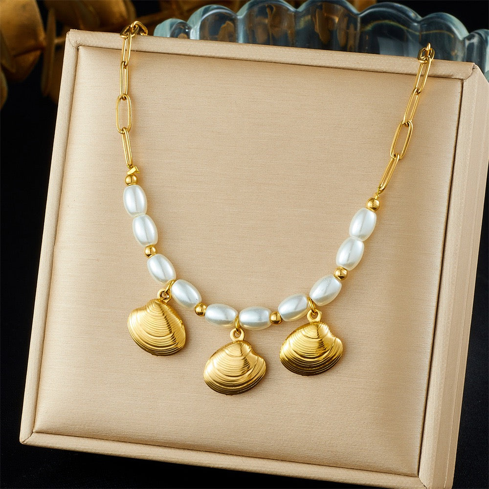 Pearly charm necklace