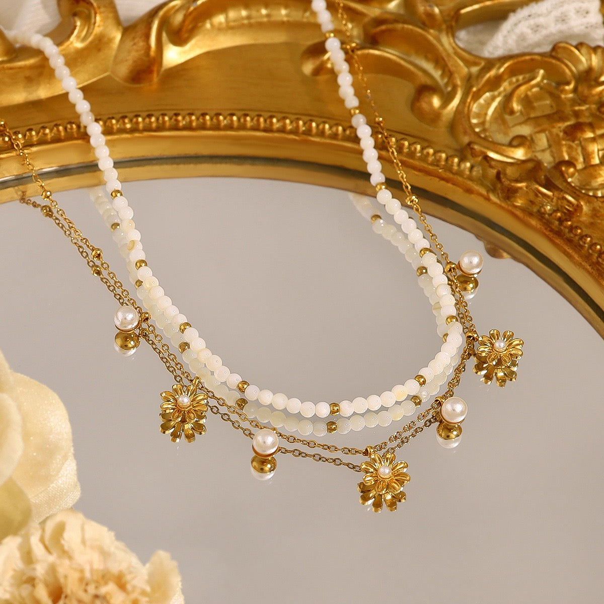 Sanity Daisy pearly necklace