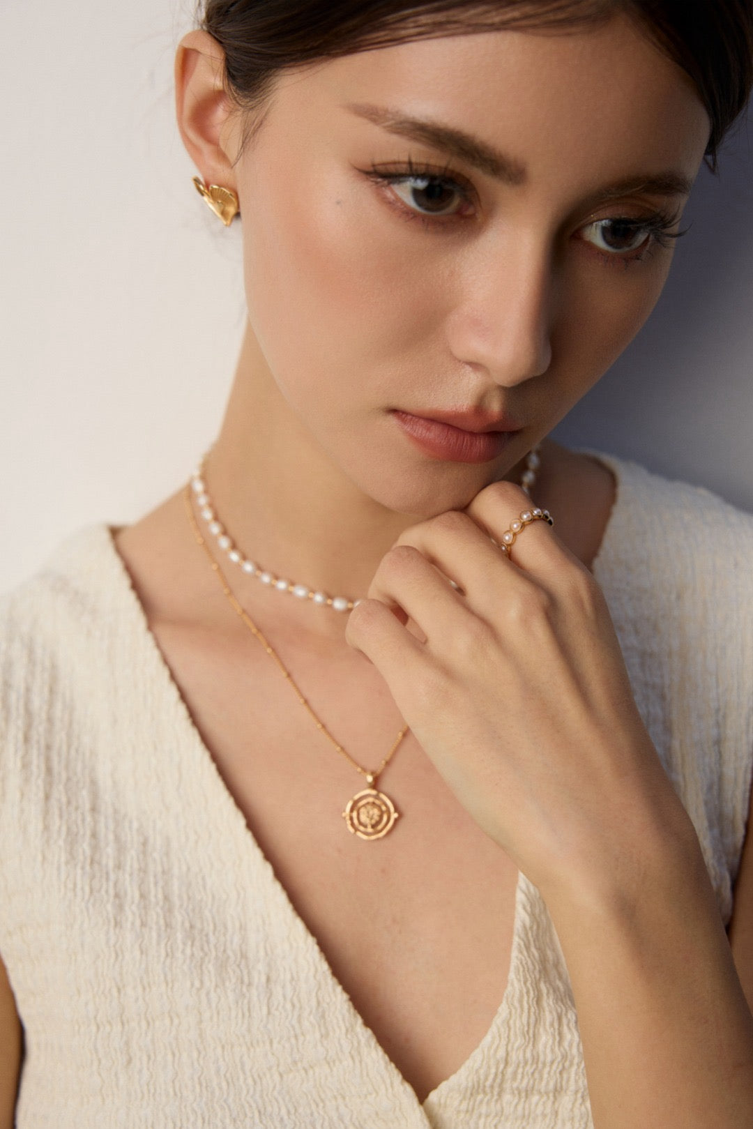 Classic golden pearl necklace