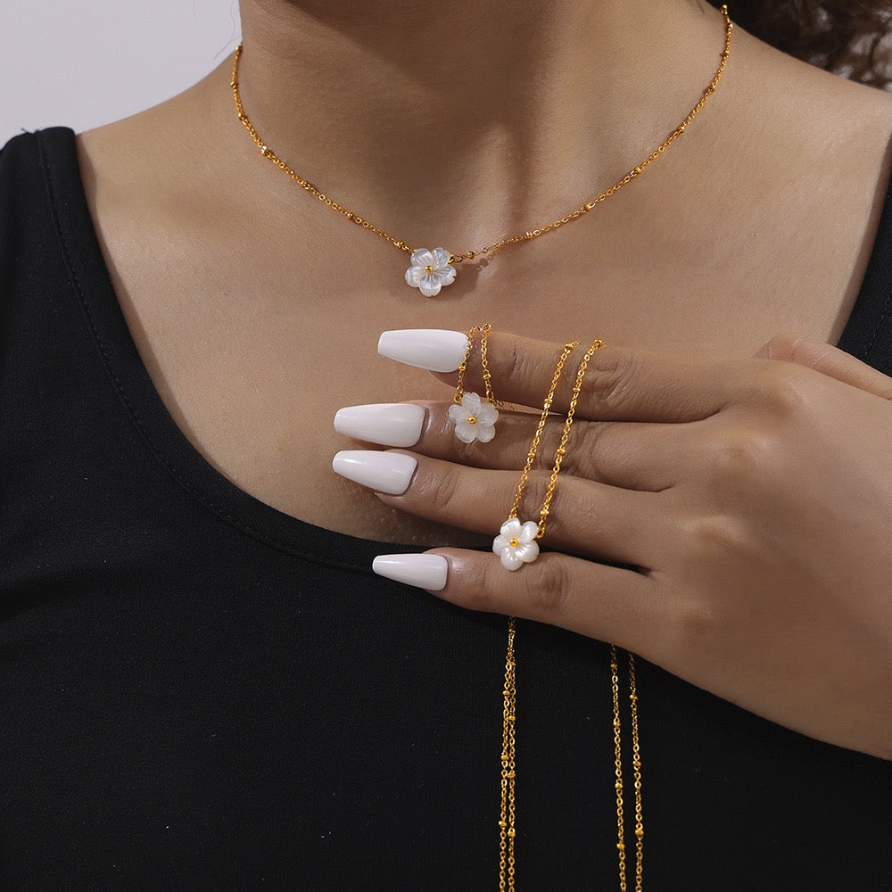 White flower bracelet and necklace set