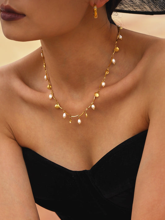 Shining shell charm necklace