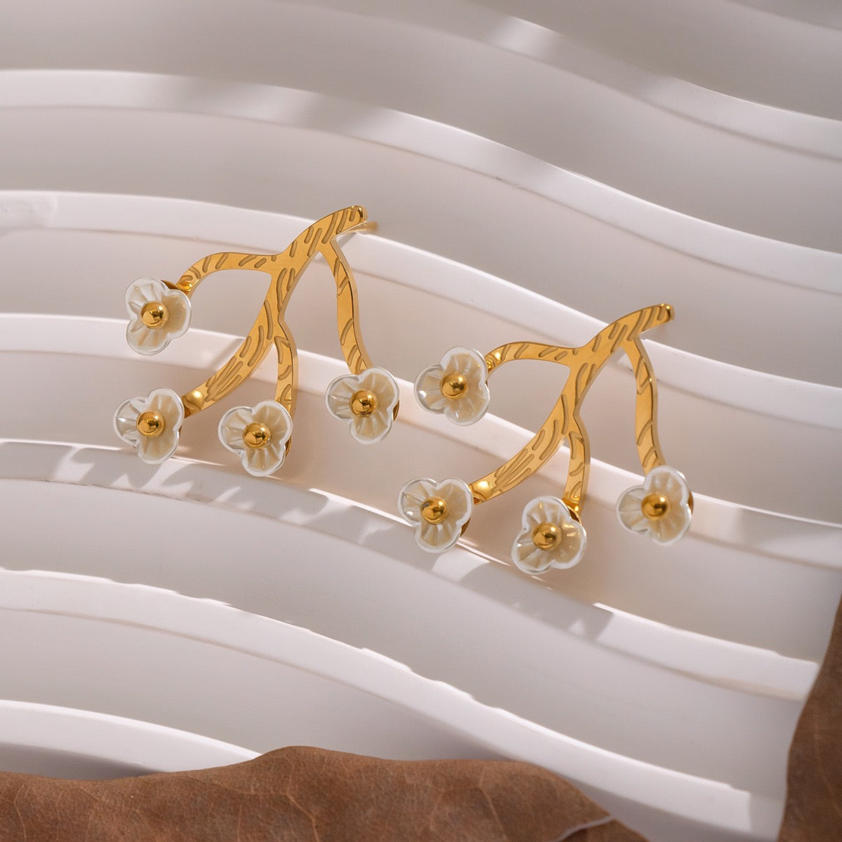 Tizzy pearly flower earrings