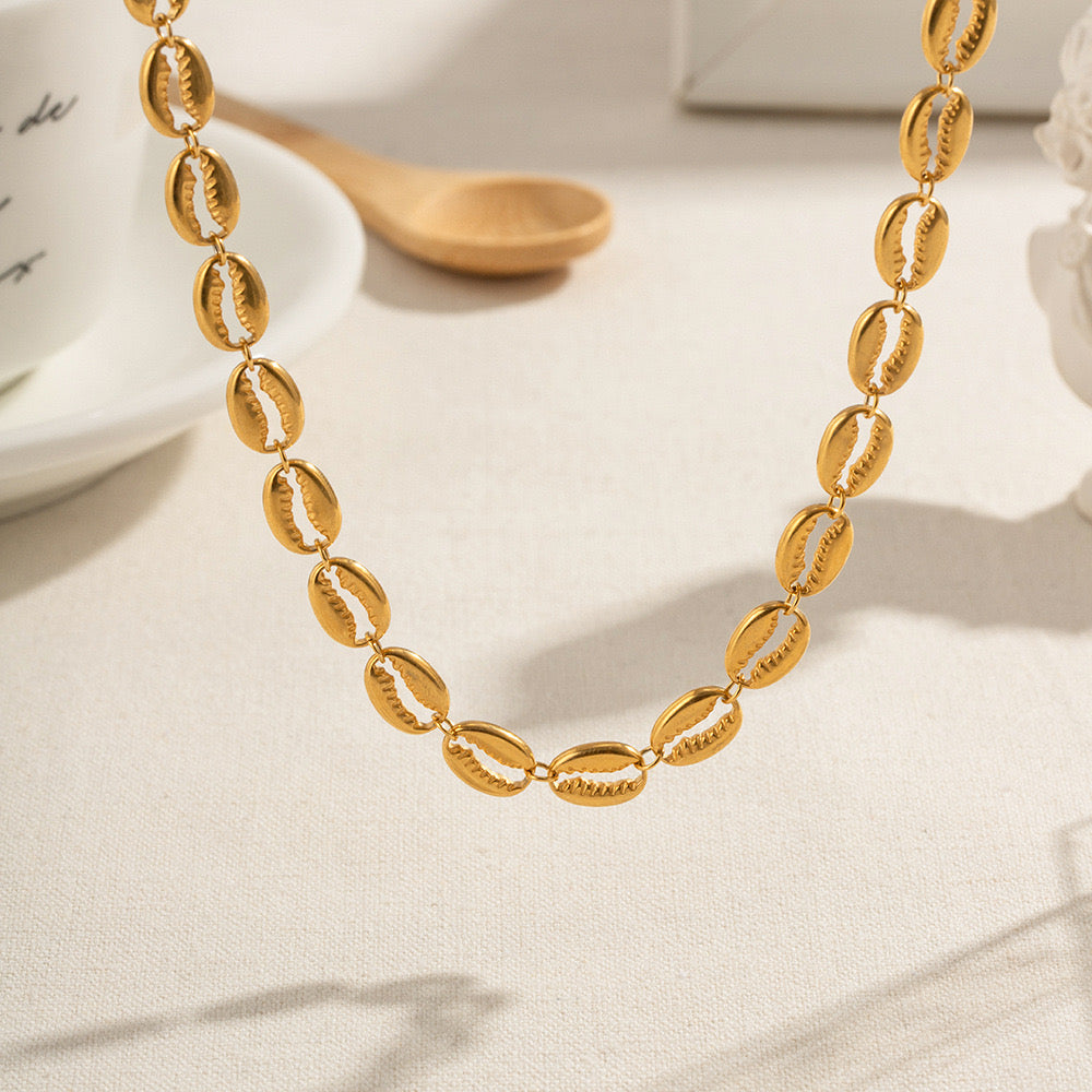 Sabia Seashell gold necklace and bracelet set