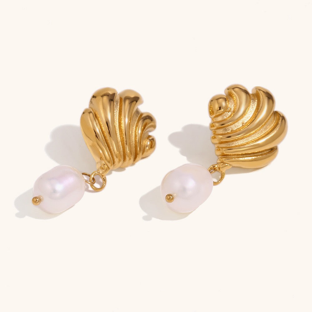 Kinsley Wave pearl earrings