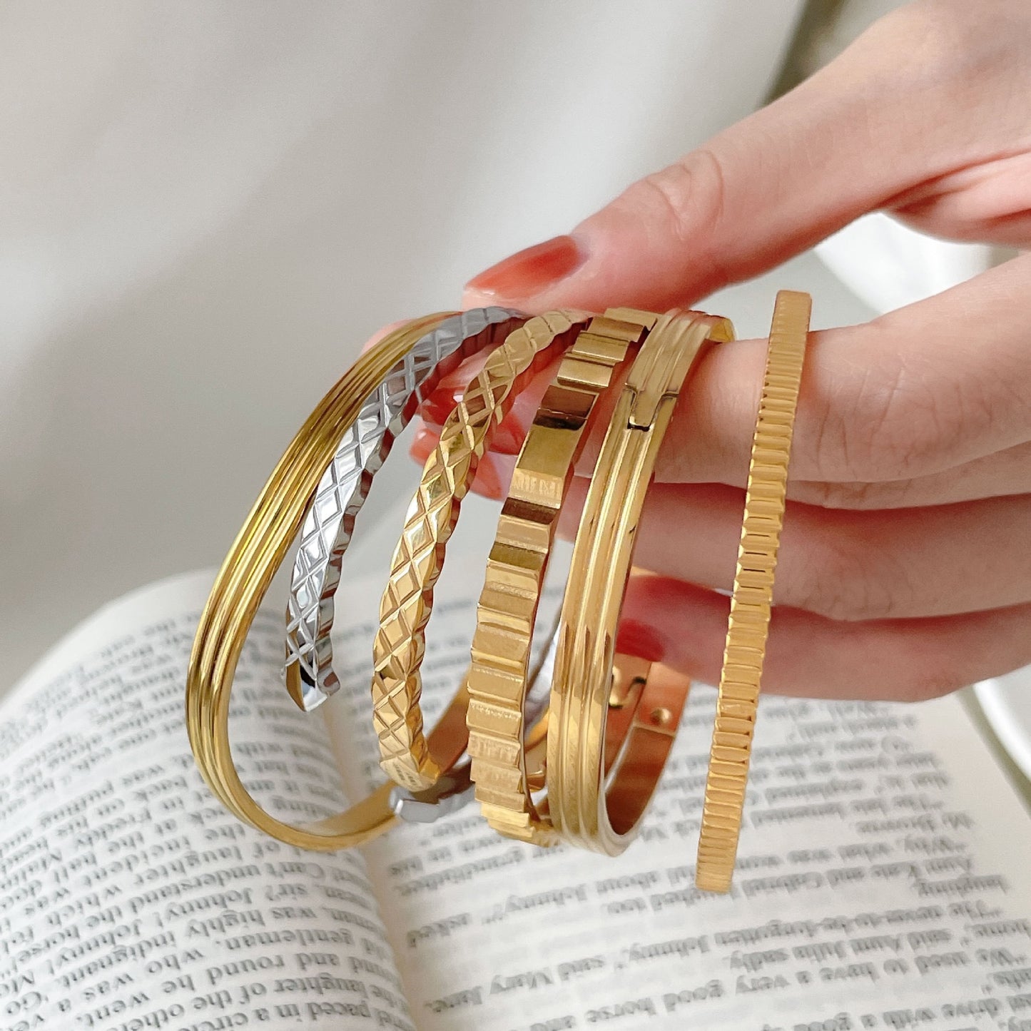 Telly pattern open bangles