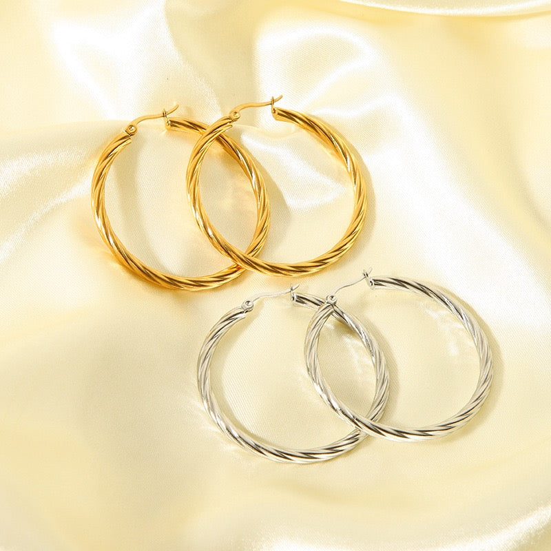 Reminiscence hoops earrings