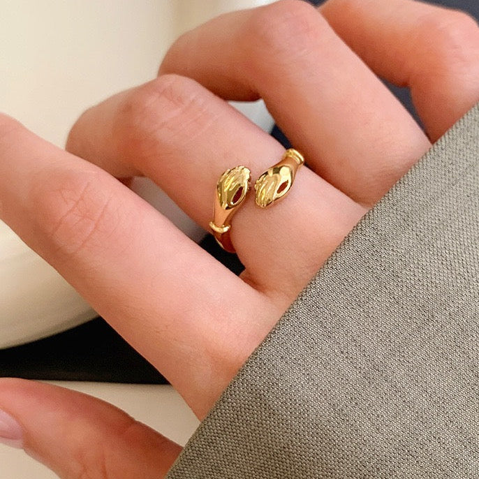 Amorette Hug Ring