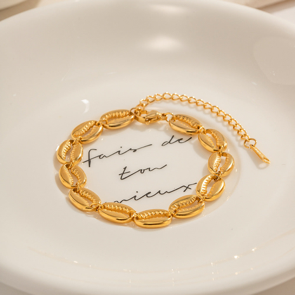 Sabia Seashell gold necklace and bracelet set