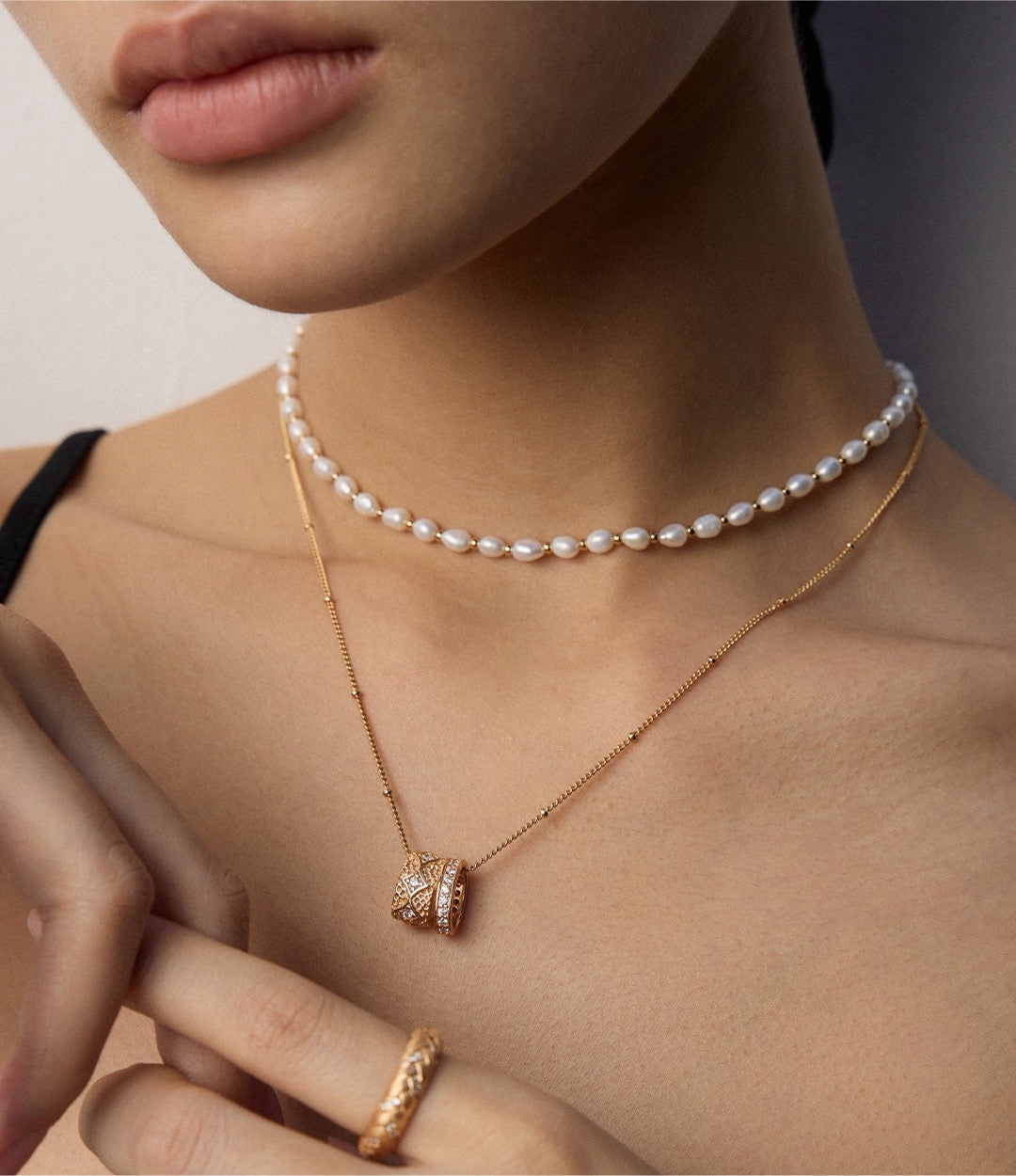 Classic golden pearl necklace