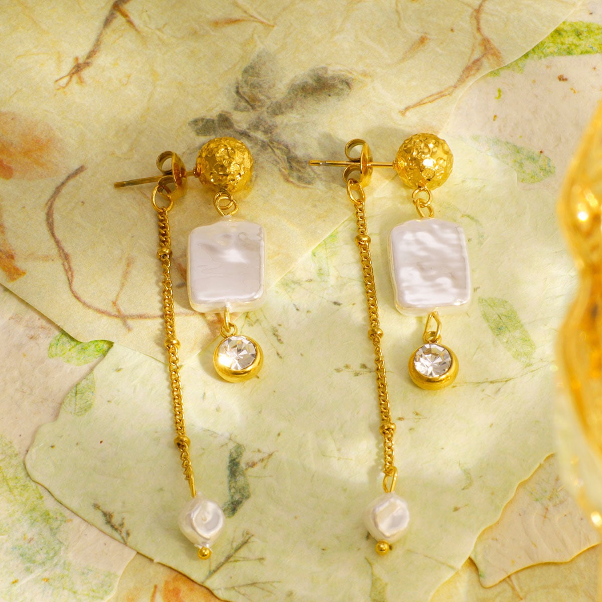 Pearly earrings collection