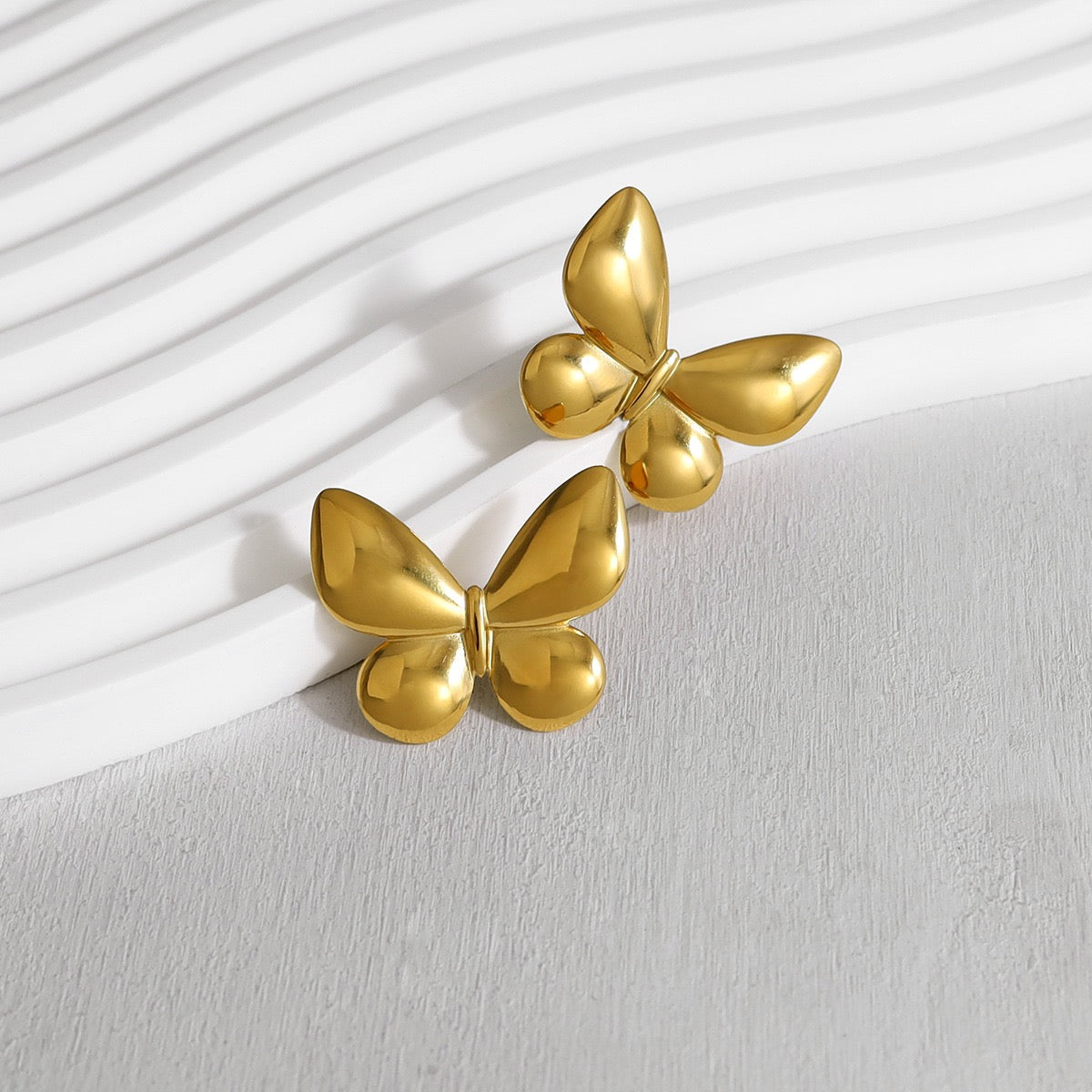 Pearly bows and butterfly earrings