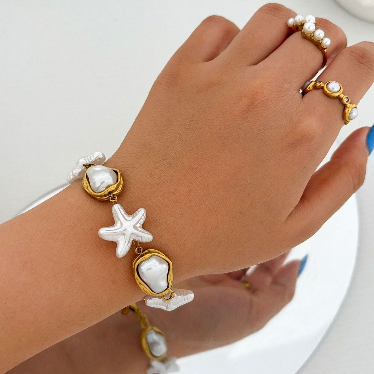 Dangling charm starfish shell pearly necklace
