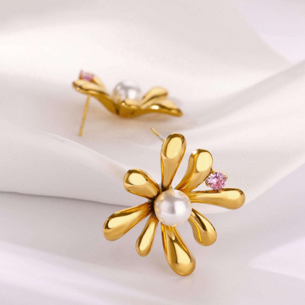 Pearly flower earrings