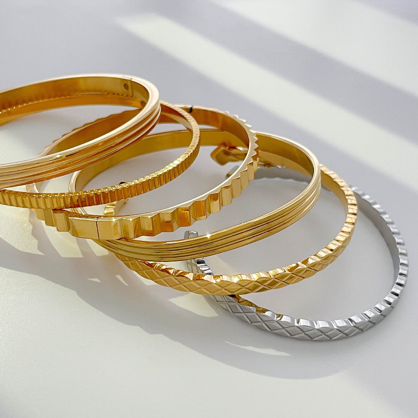 Telly pattern open bangles