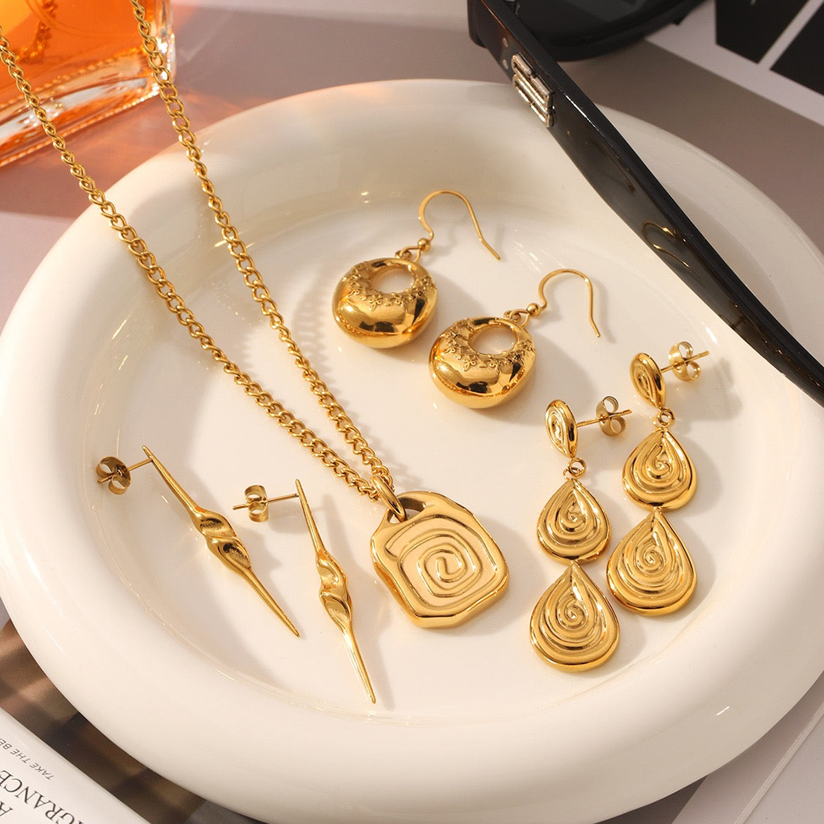 Three swirls earrings necklace collections