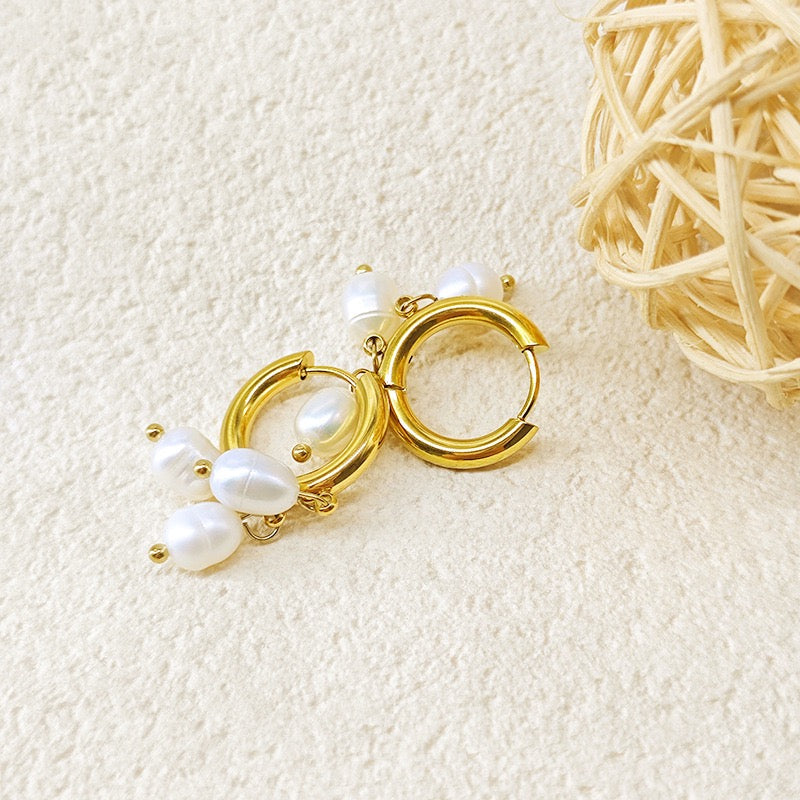 Pearly earrings collection