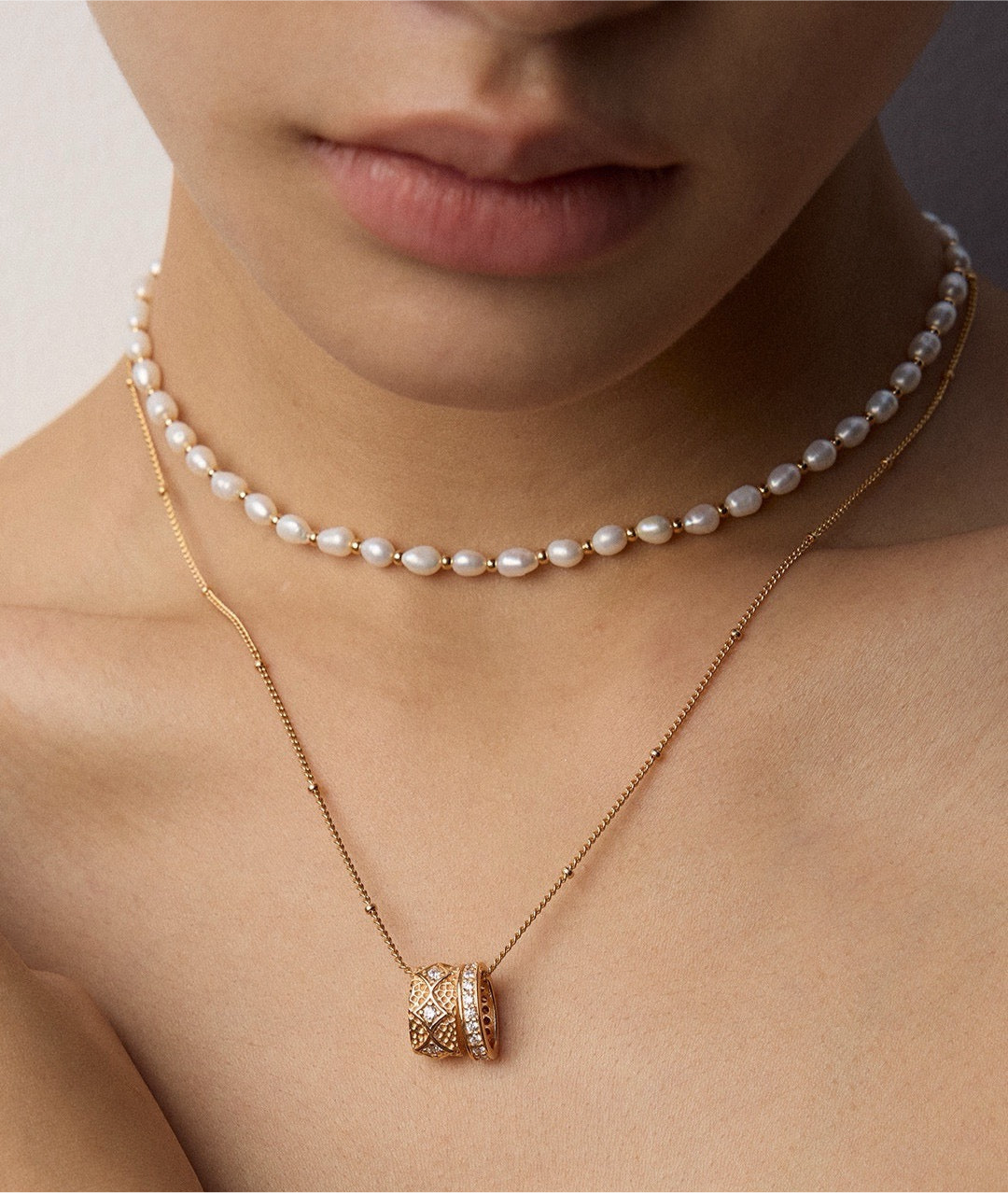 Classic golden pearl necklace