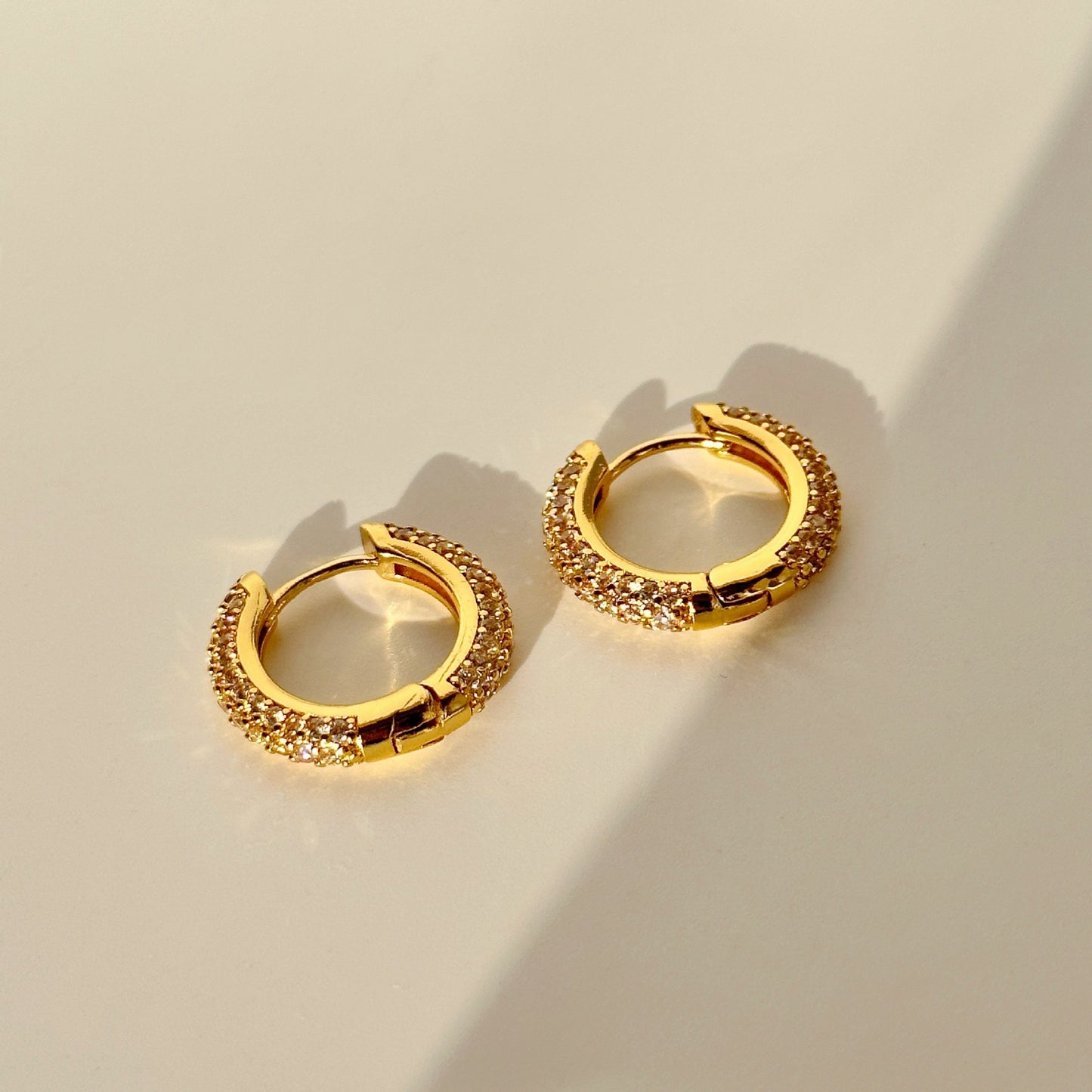 Rock shinning dainty hoops