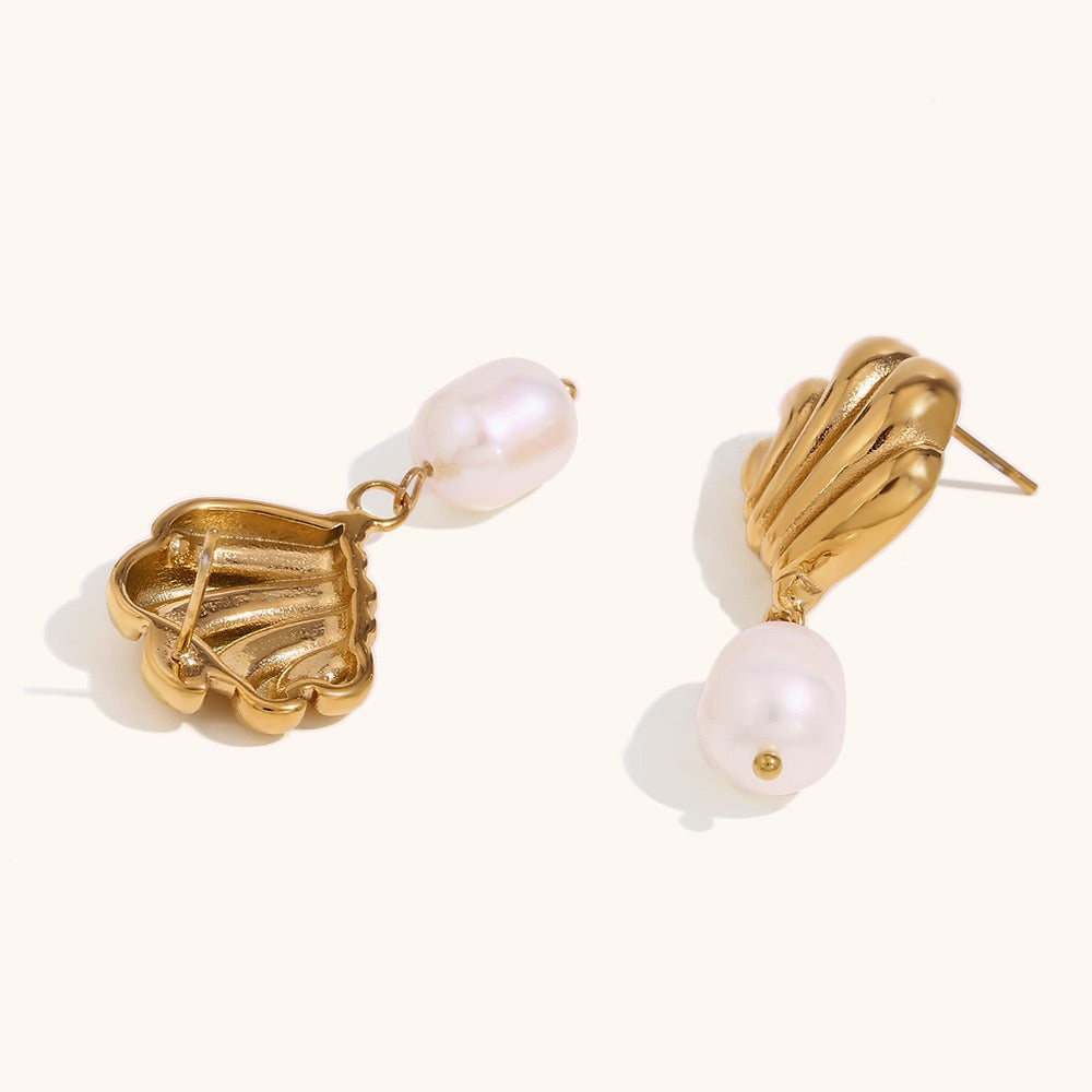 Kinsley Wave pearl earrings