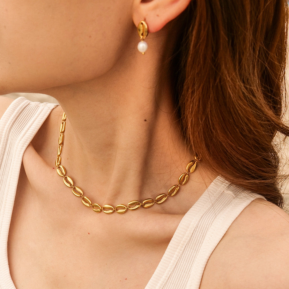 Sabia Seashell gold necklace and bracelet set