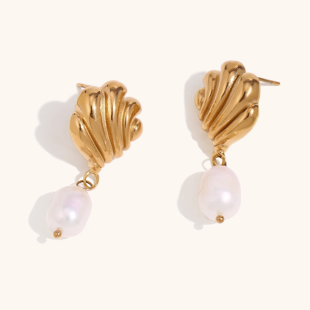 Kinsley Wave pearl earrings