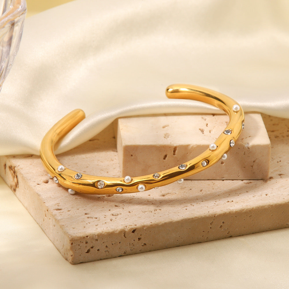 Joey Pearl Shinning open bangle