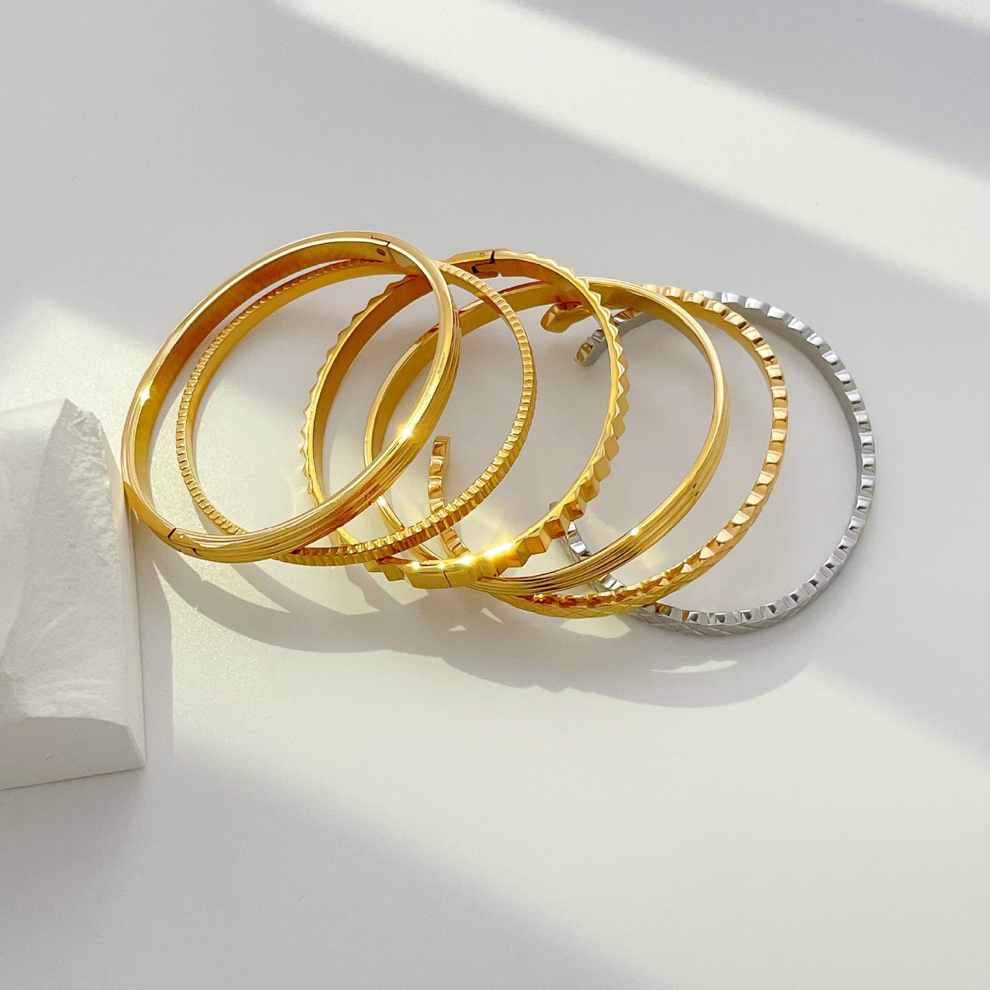 Telly pattern open bangles