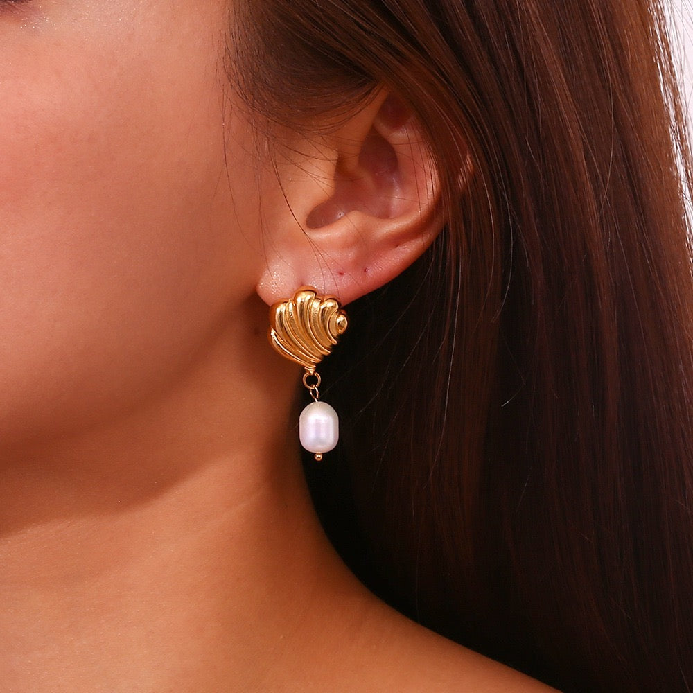 Kinsley Wave pearl earrings