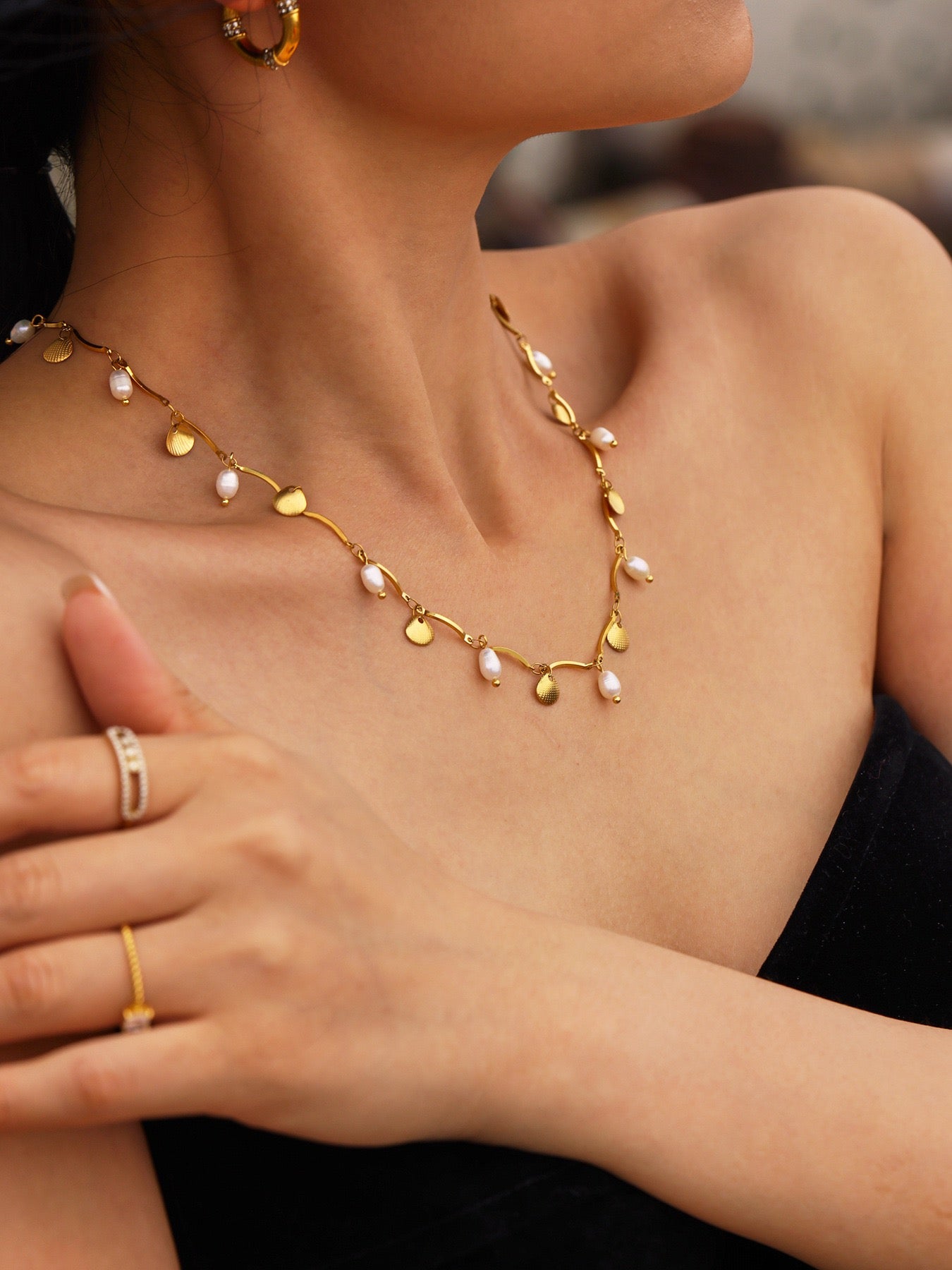 Shining shell charm necklace