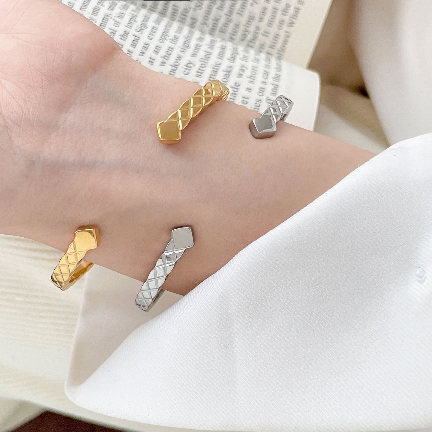 Telly pattern open bangles