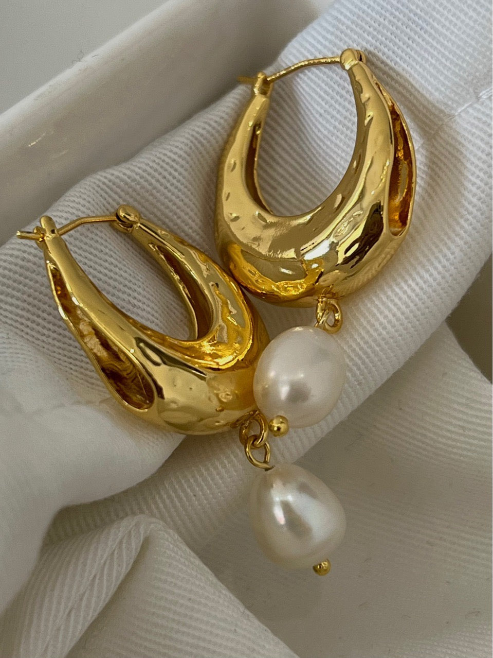 Danna Cute dangled freshwater pearls hoops