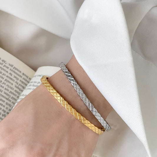 Telly pattern open bangles