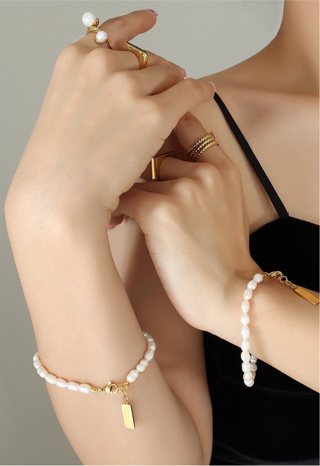 Karina Love freshwater pearls bracelet