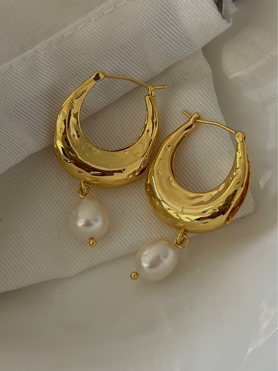 Danna Cute dangled freshwater pearls hoops
