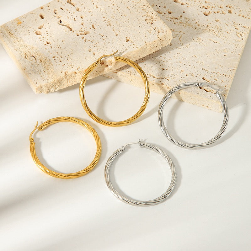 Reminiscence hoops earrings