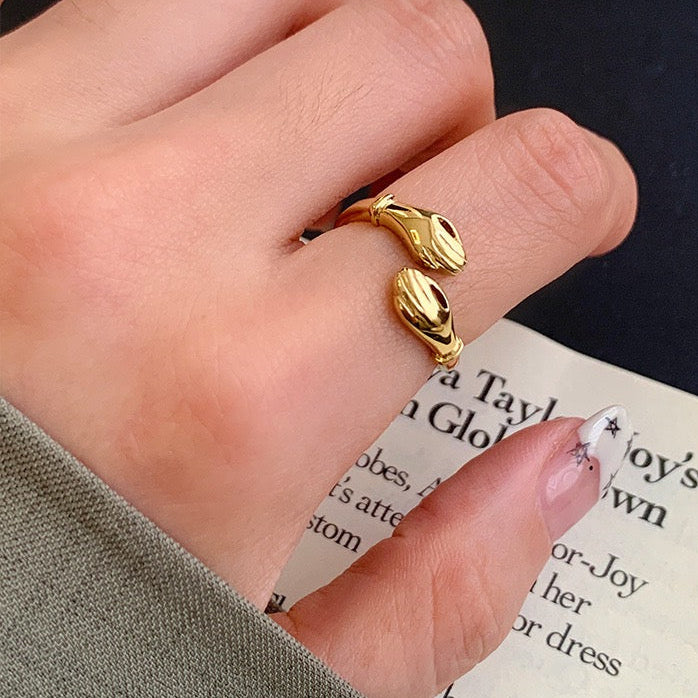 Amorette Hug Ring