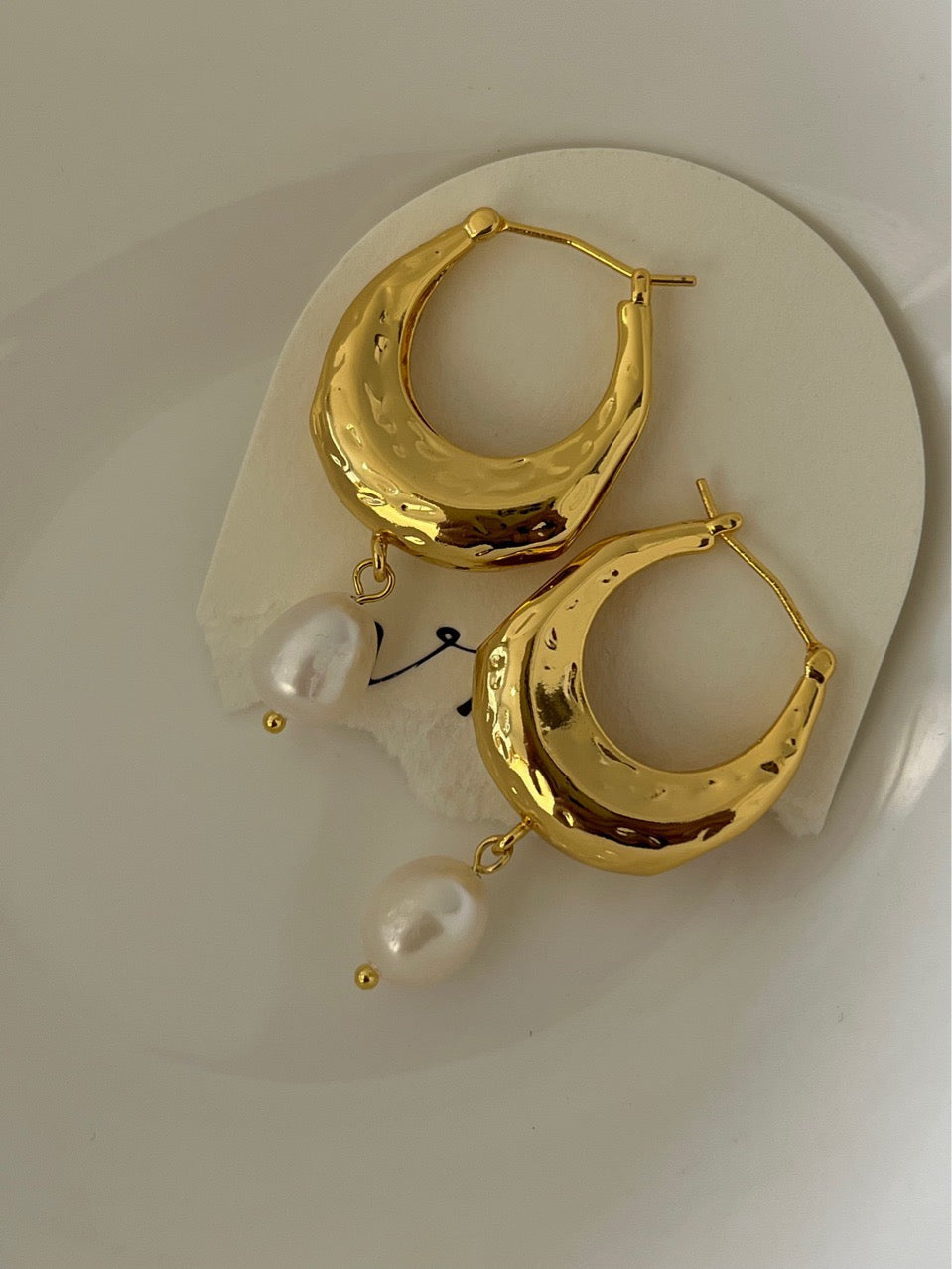 Danna Cute dangled freshwater pearls hoops