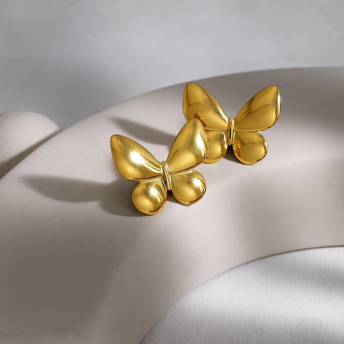 Pearly bows and butterfly earrings