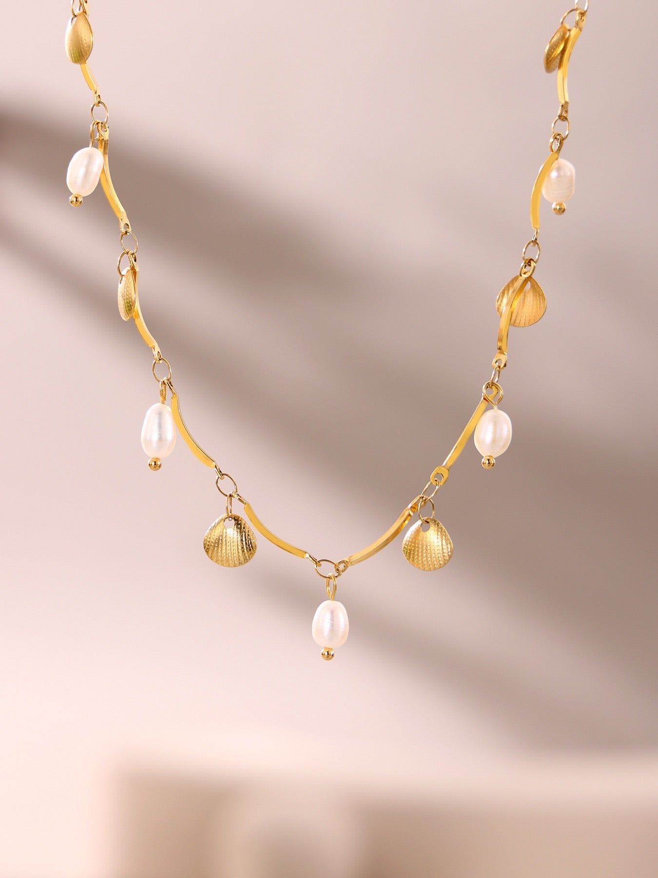 Shining shell charm necklace