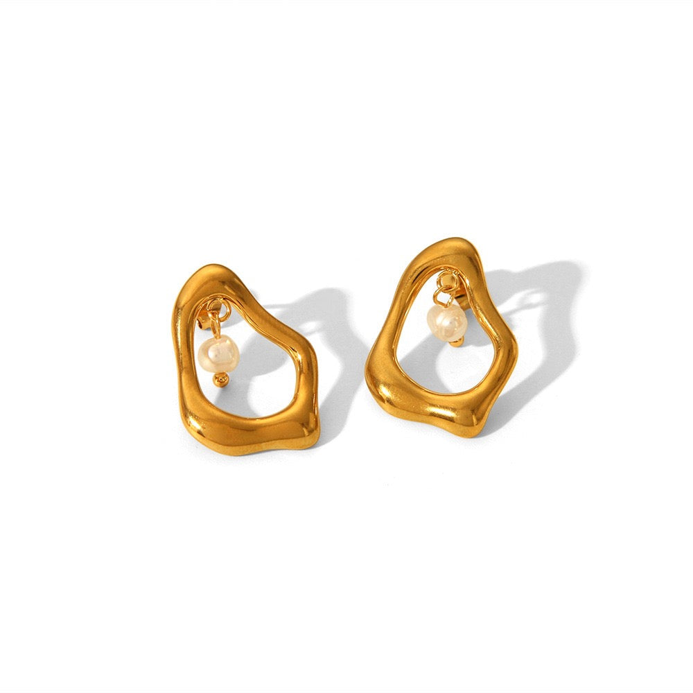 Pearly shell earrings
