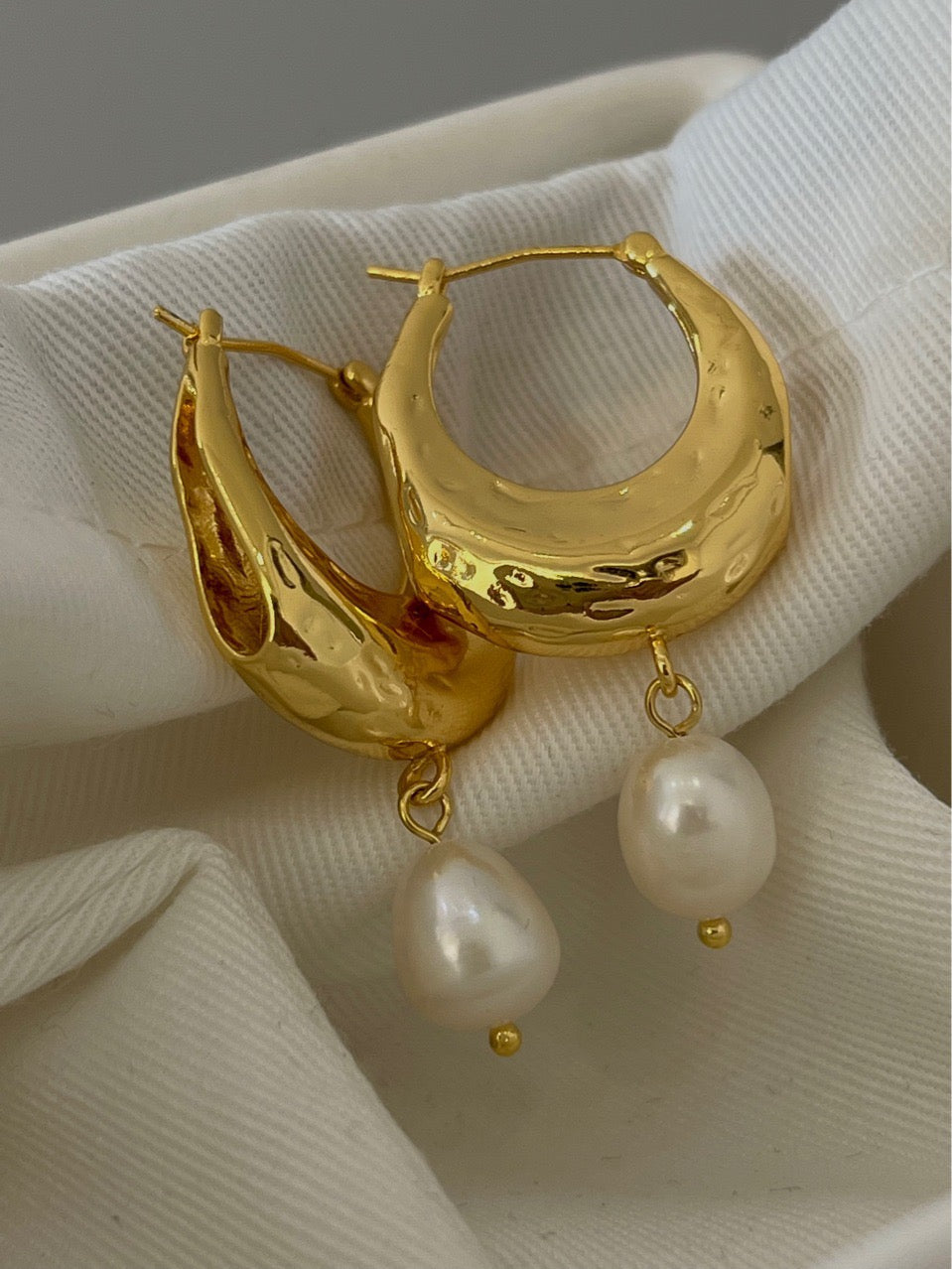 Danna Cute dangled freshwater pearls hoops