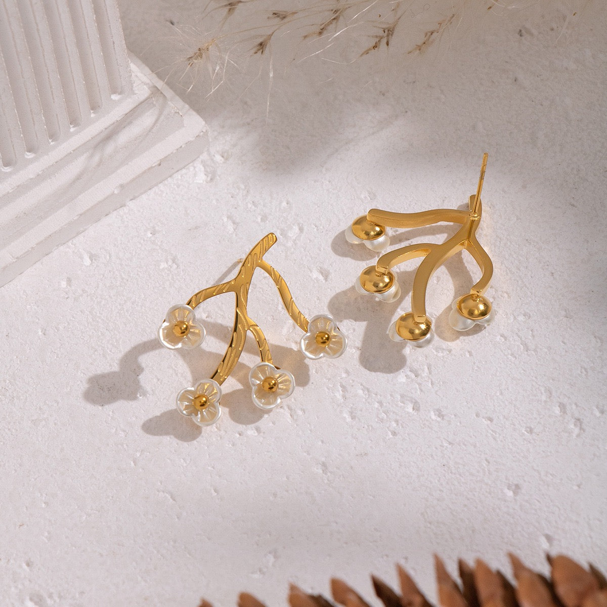 Tizzy pearly flower earrings