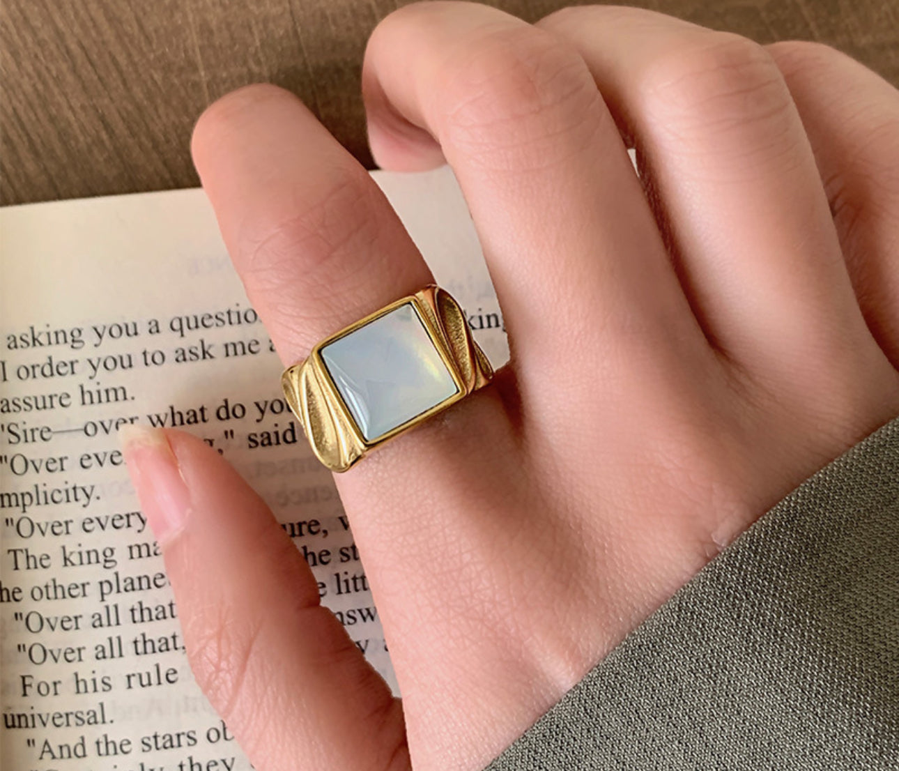 Norya White mother of pearl ring