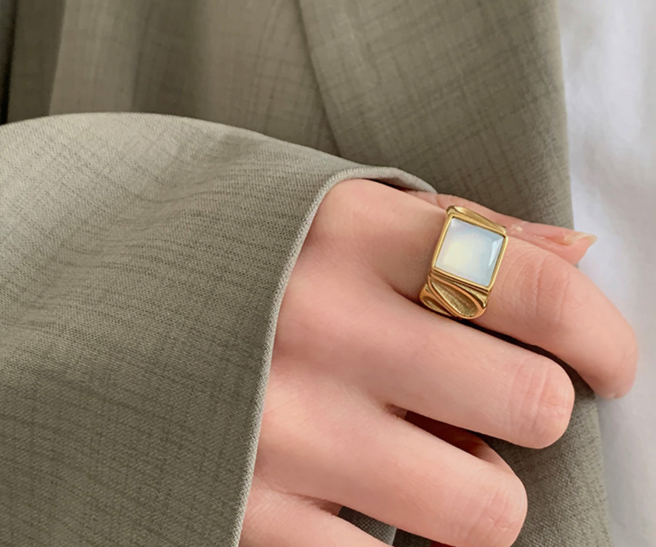 Norya White mother of pearl ring