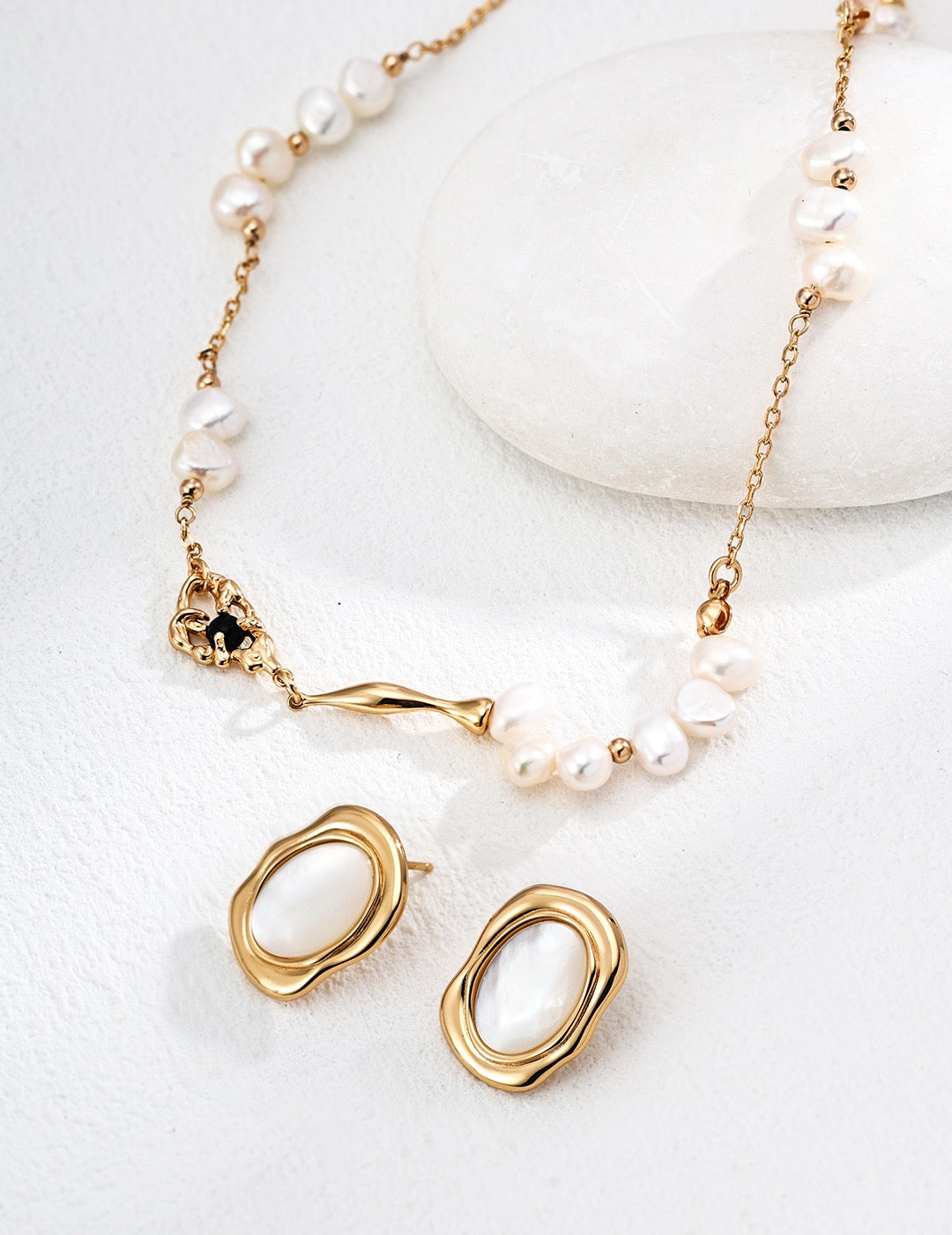 Ivory Black agate pearl necklace