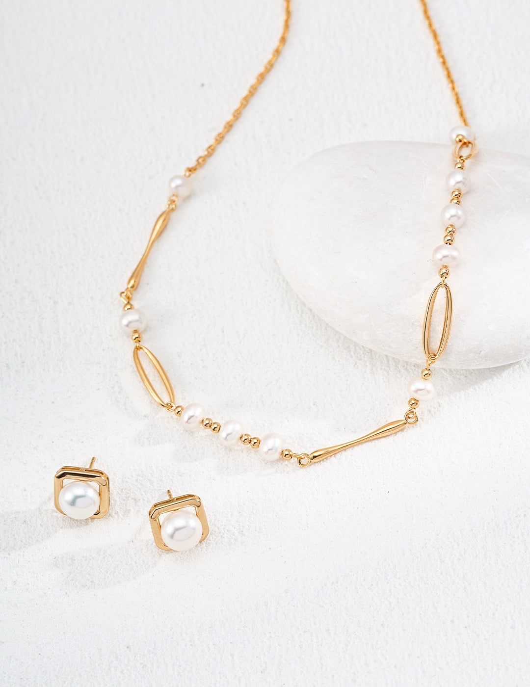 Liuisa Hoop Pearl necklace