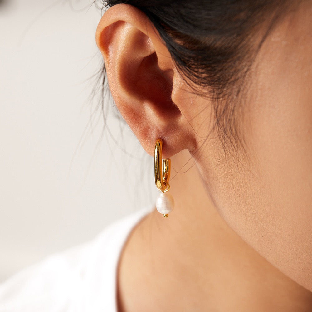 Pearl earrings collection