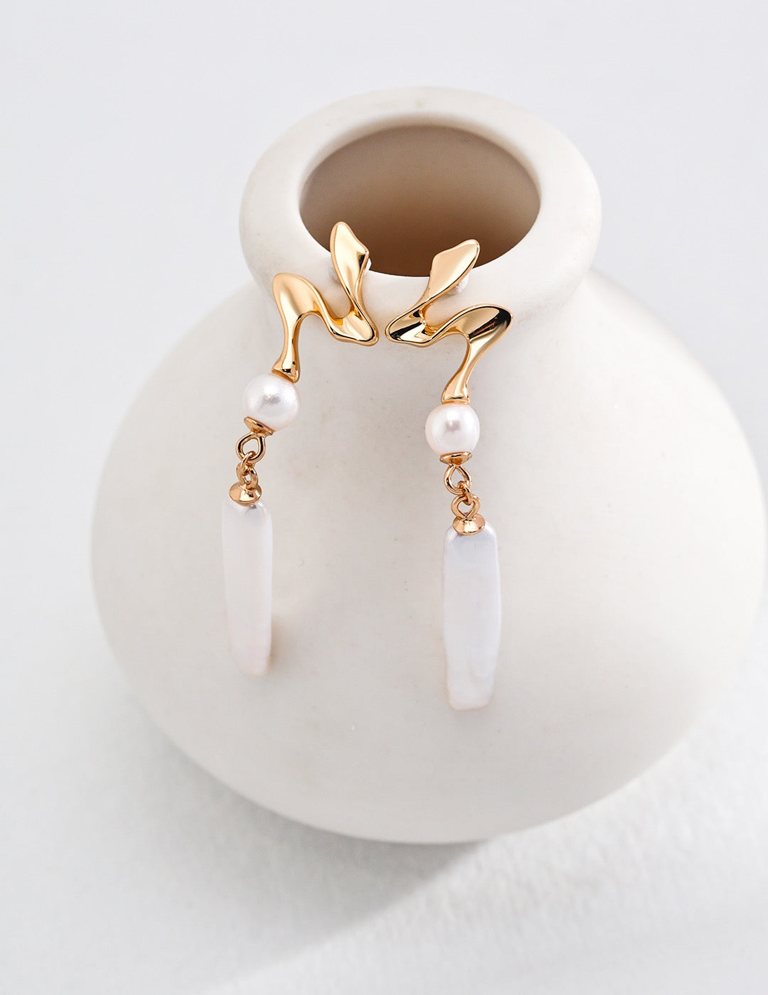 Calista Wave pearl earrings